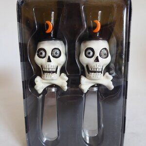 NEW 2005 DEPARTMENT 56 FRANKENSTEIN’S LAB HALLOWEEN SKULL CROSSBONES SPREADERS